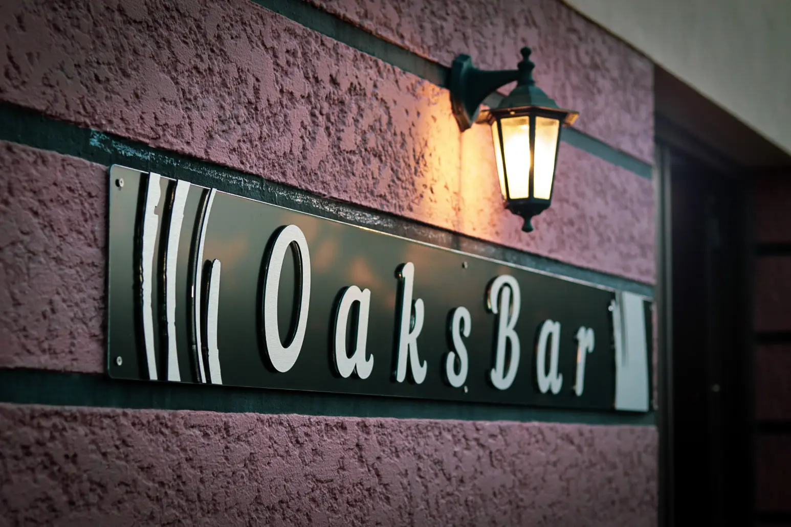 Sinal exterior do Oaks Bar iluminado